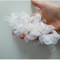 Arranjo de Cabelos com Flores em Organza e Pérolas 