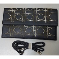 Bolsa Tipo Clutch Com Tachinhas Douradas